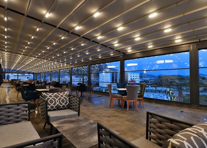 מלון Campus Hill 5*