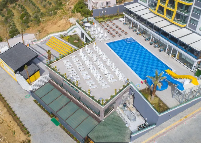 מלון Campus Hill 5*