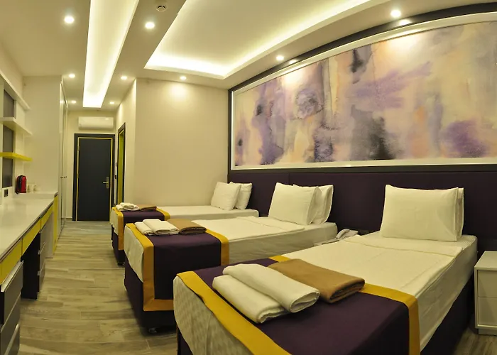 מלון Campus Hill 5*